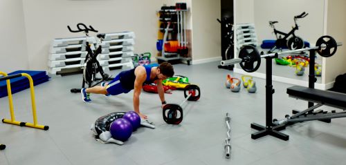 photo de Sébastien Arabo dans sa salle de coaching